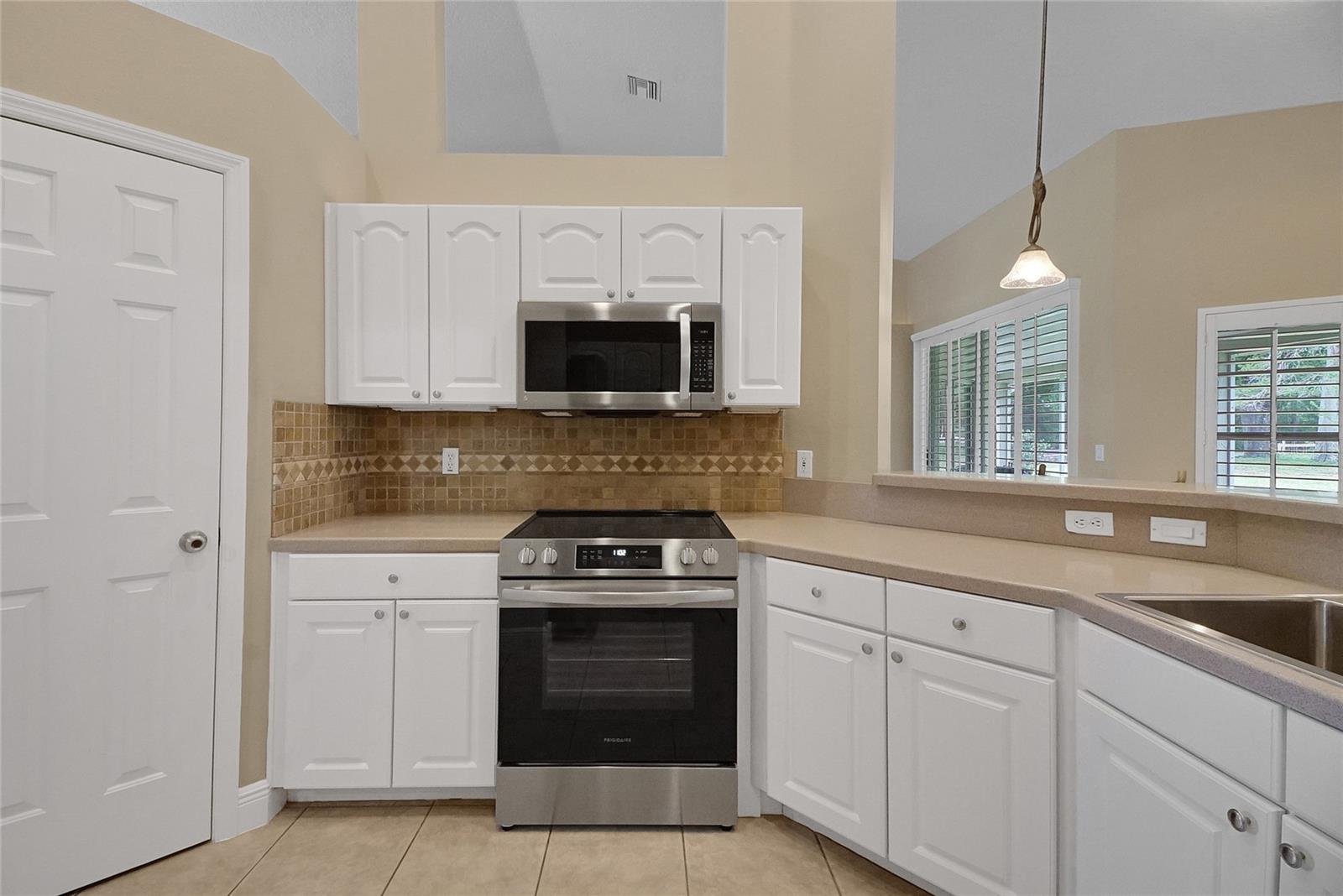 Image 38 of 50 For 5349 Grove Manor