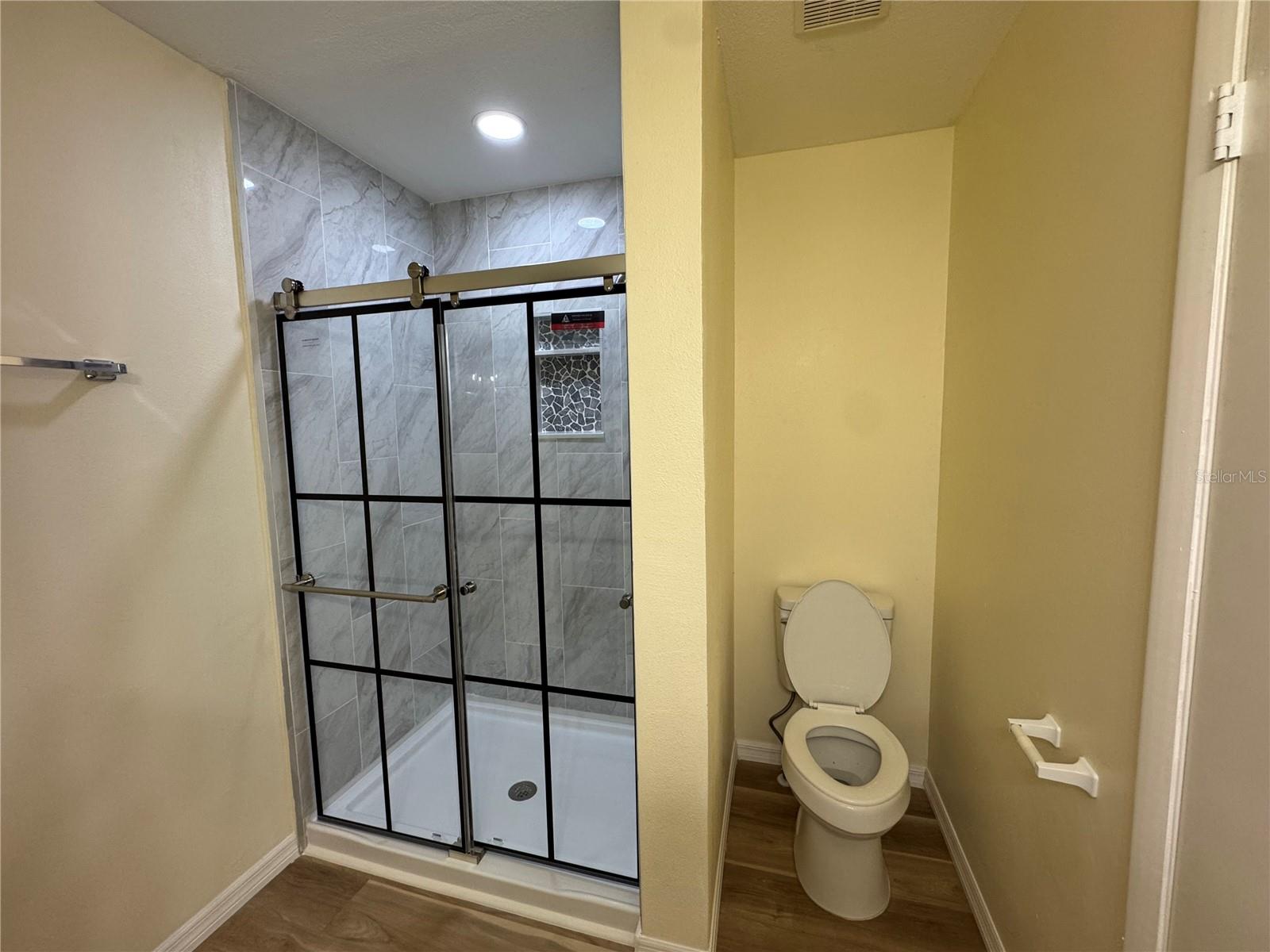 Image 21 of 23 For 661 Juniata Street 665