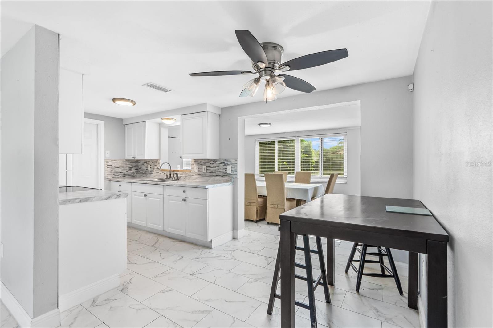 Listing photo id 11 for 11326 Yellowwood Lane