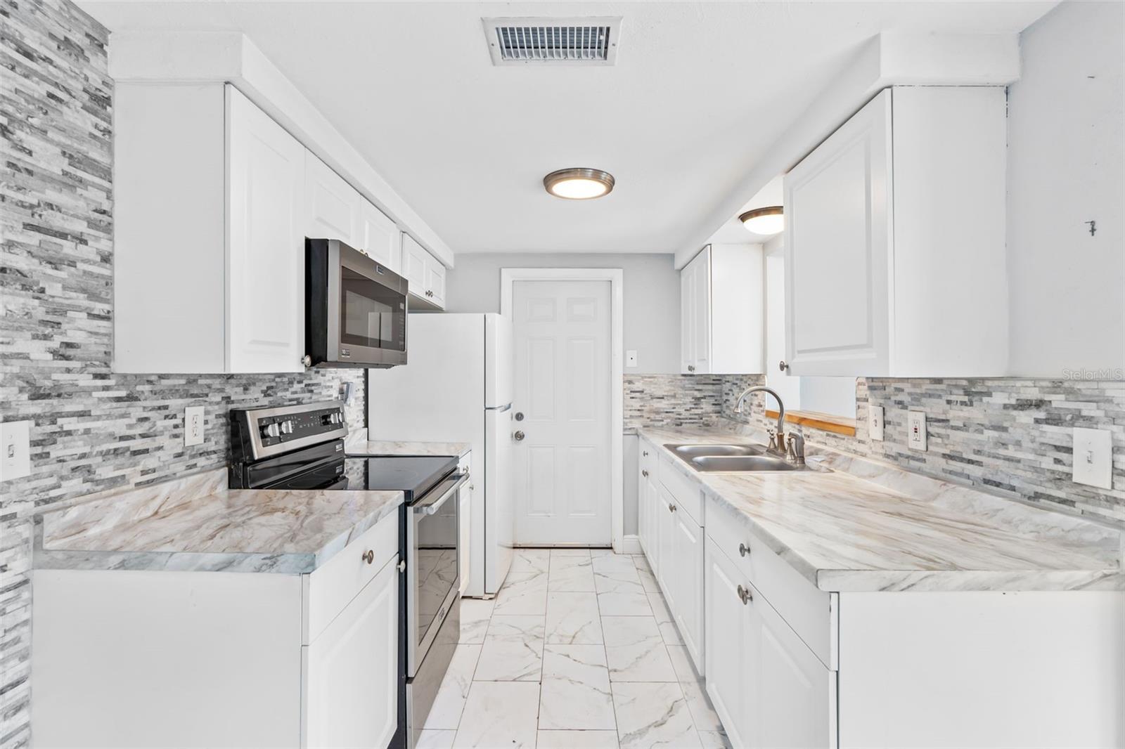Listing photo id 12 for 11326 Yellowwood Lane