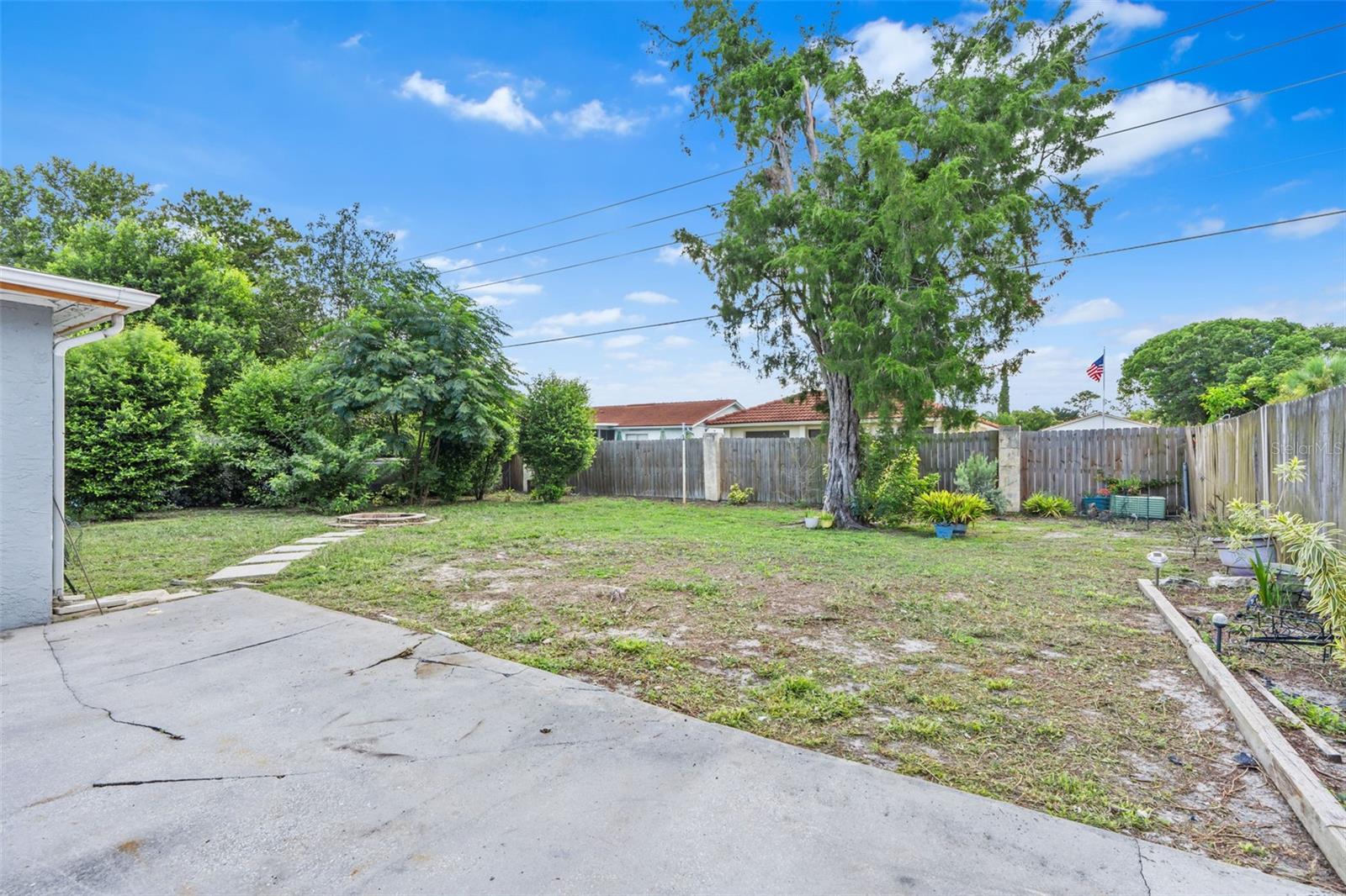 Listing photo id 24 for 11326 Yellowwood Lane