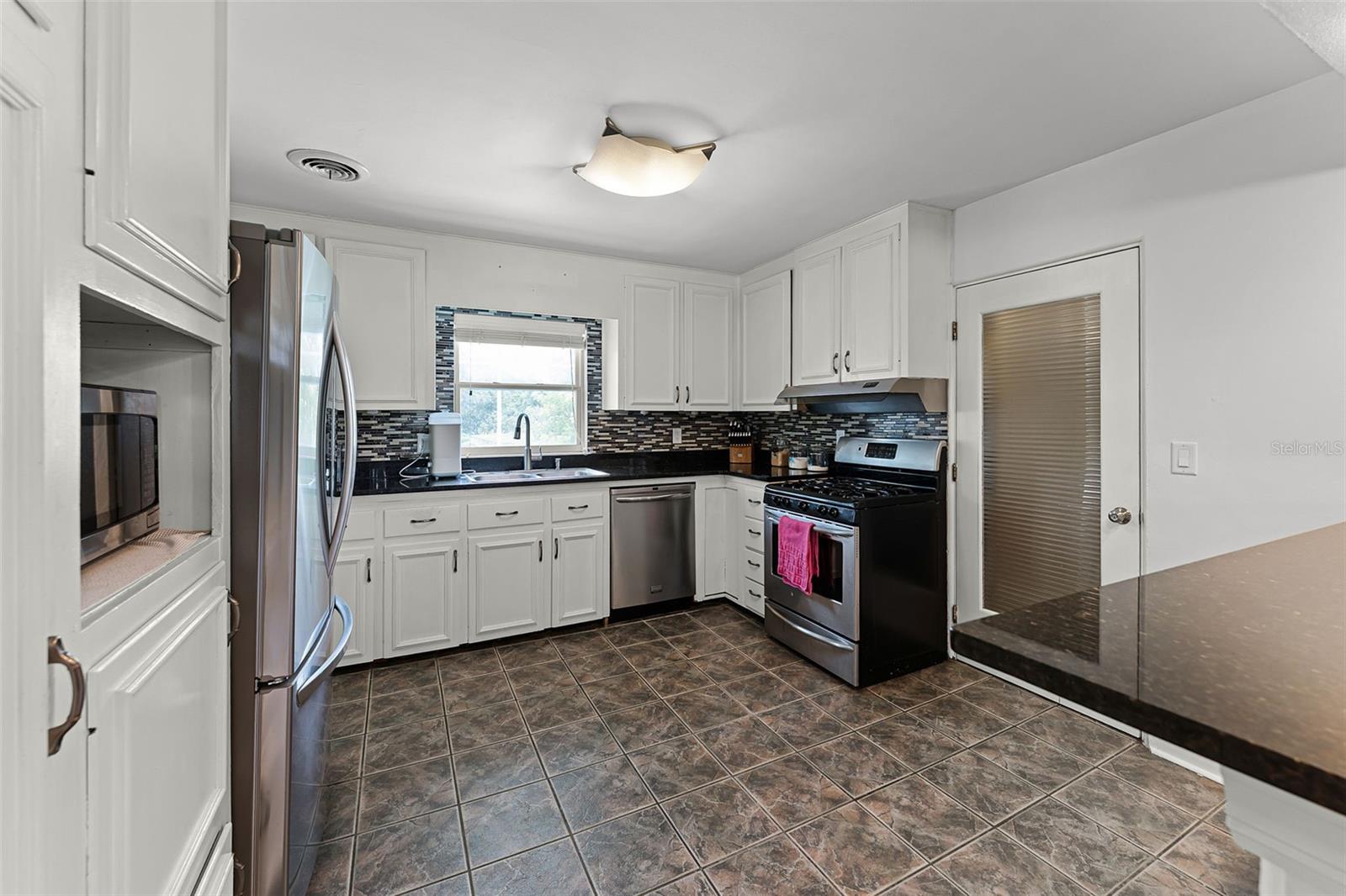 Image 10 of 52 For 703 Hawley Street