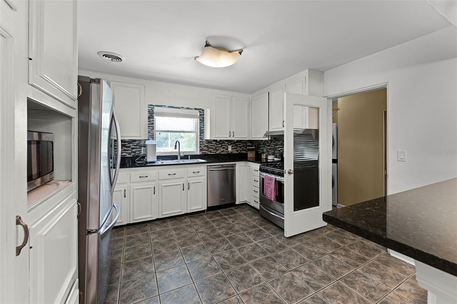 Image 11 of 52 For 703 Hawley Street