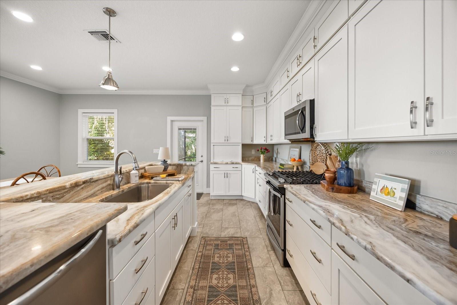 Image 10 of 63 For 2945 Lakeshore Drive
