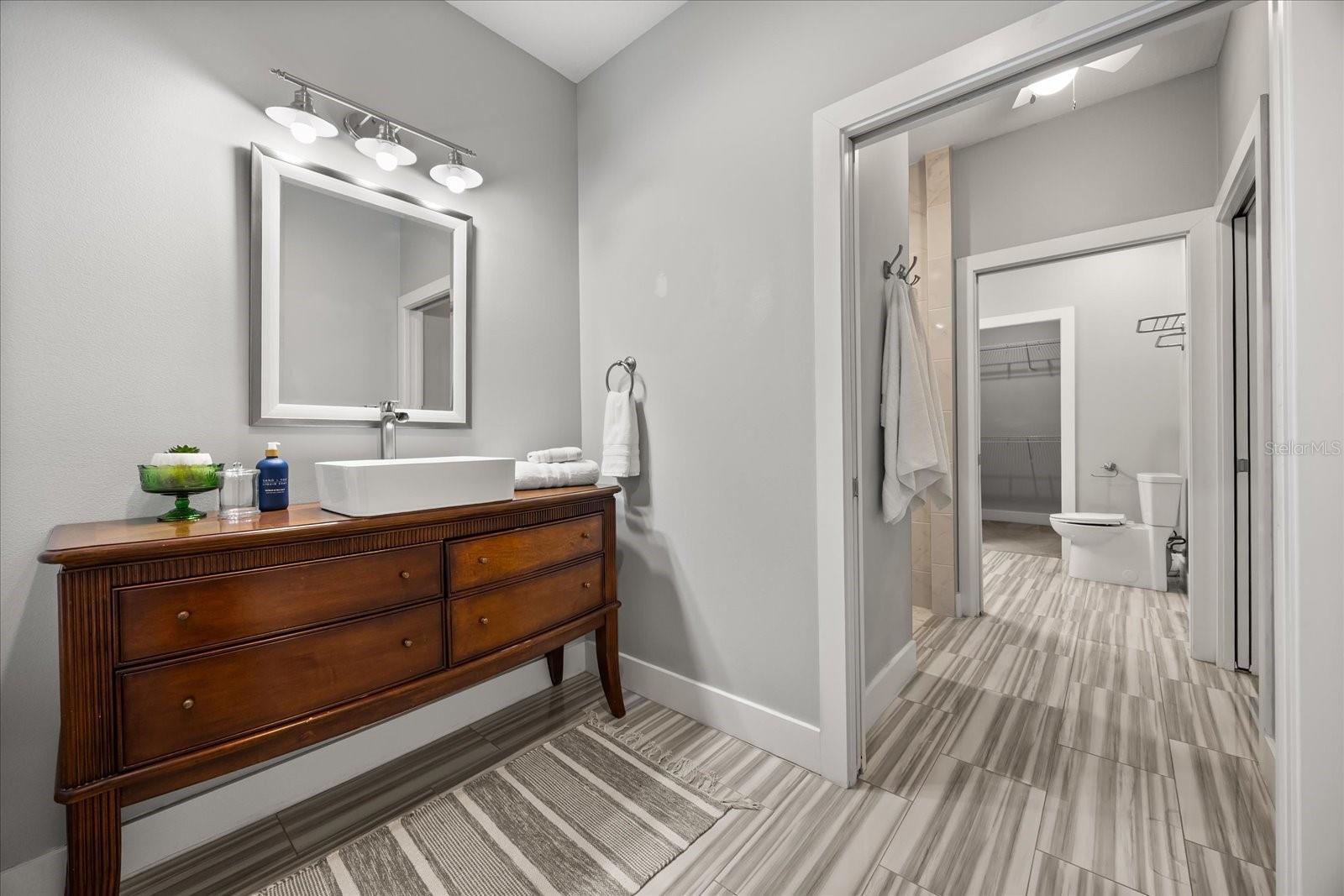 Image 16 of 63 For 2945 Lakeshore Drive