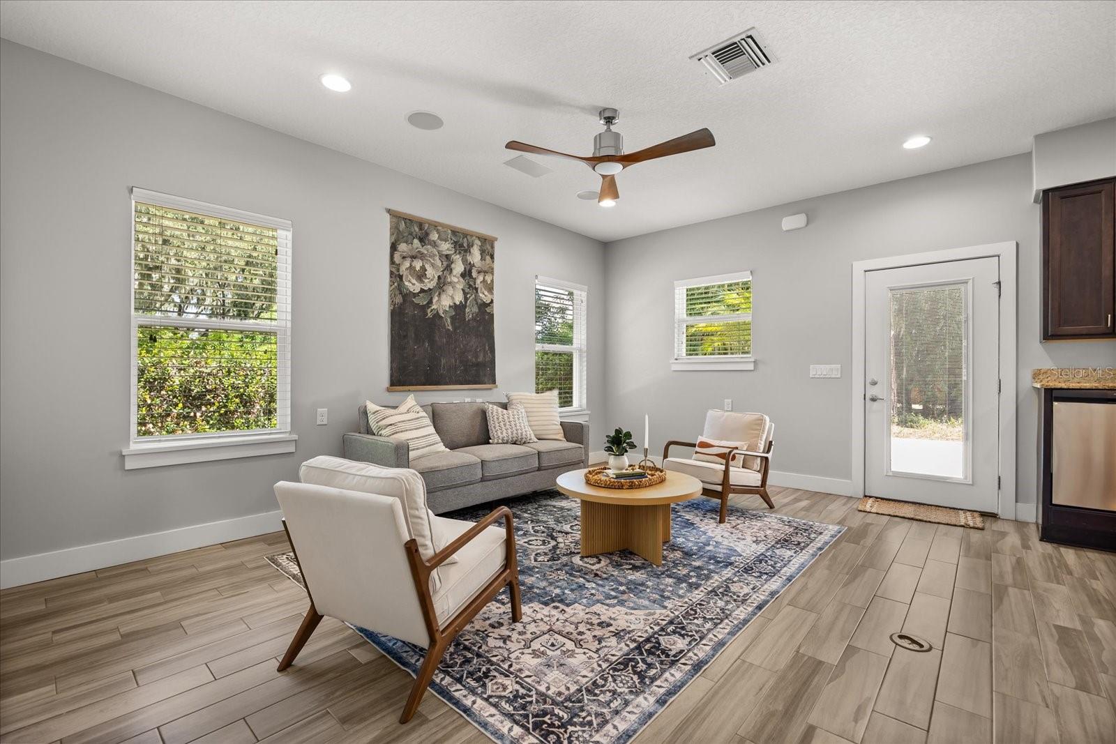 Image 20 of 63 For 2945 Lakeshore Drive