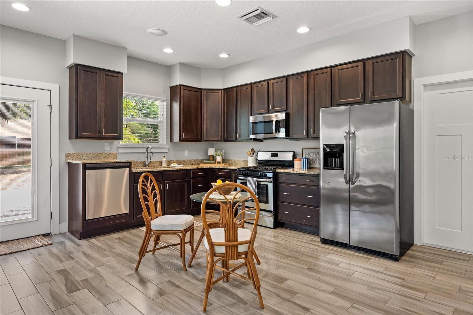 Image 21 of 63 For 2945 Lakeshore Drive