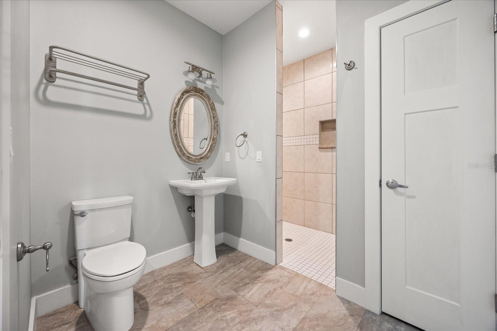 Image 30 of 63 For 2945 Lakeshore Drive