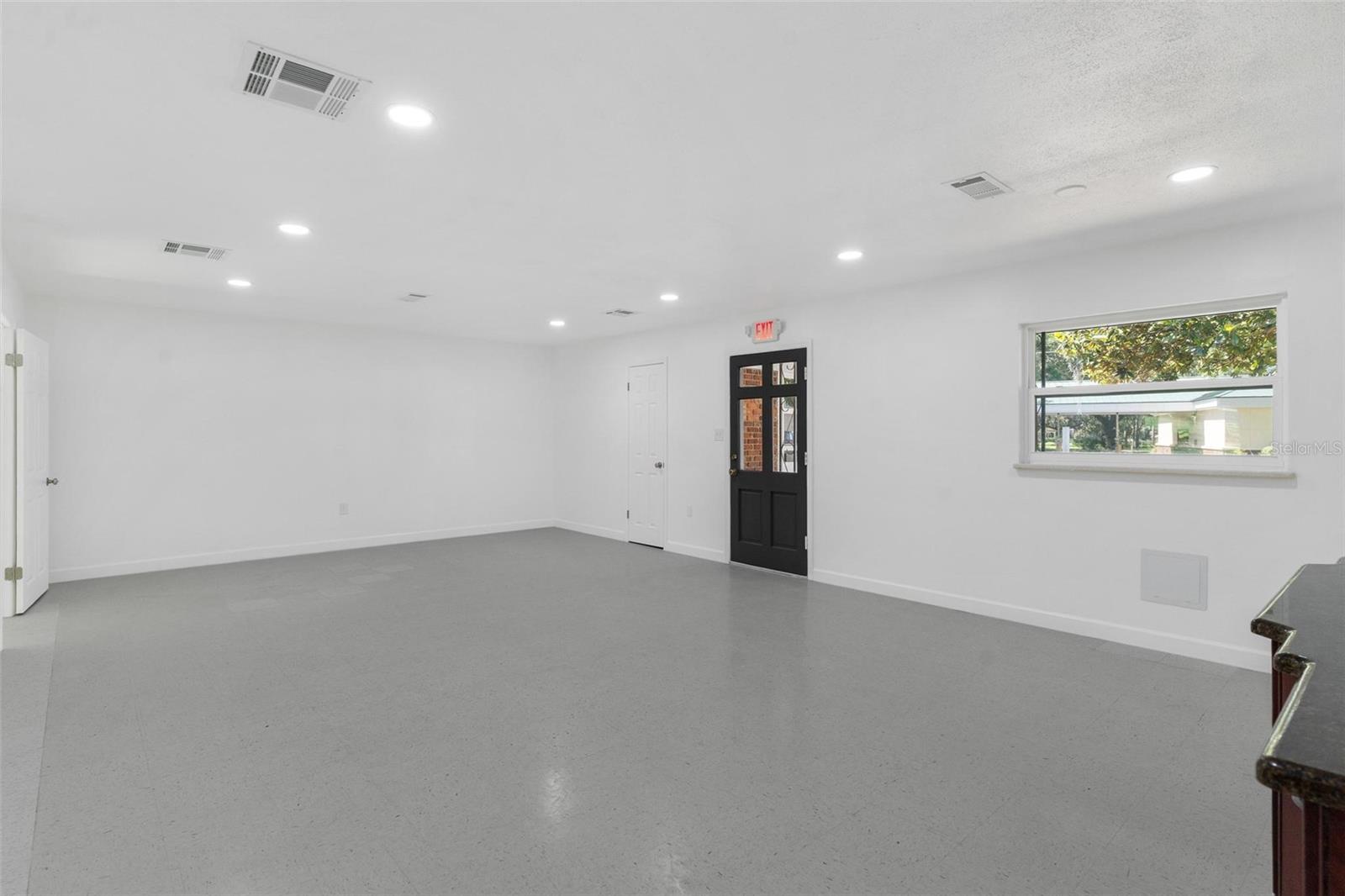 Image 11 of 25 For 109 Lakeview Street