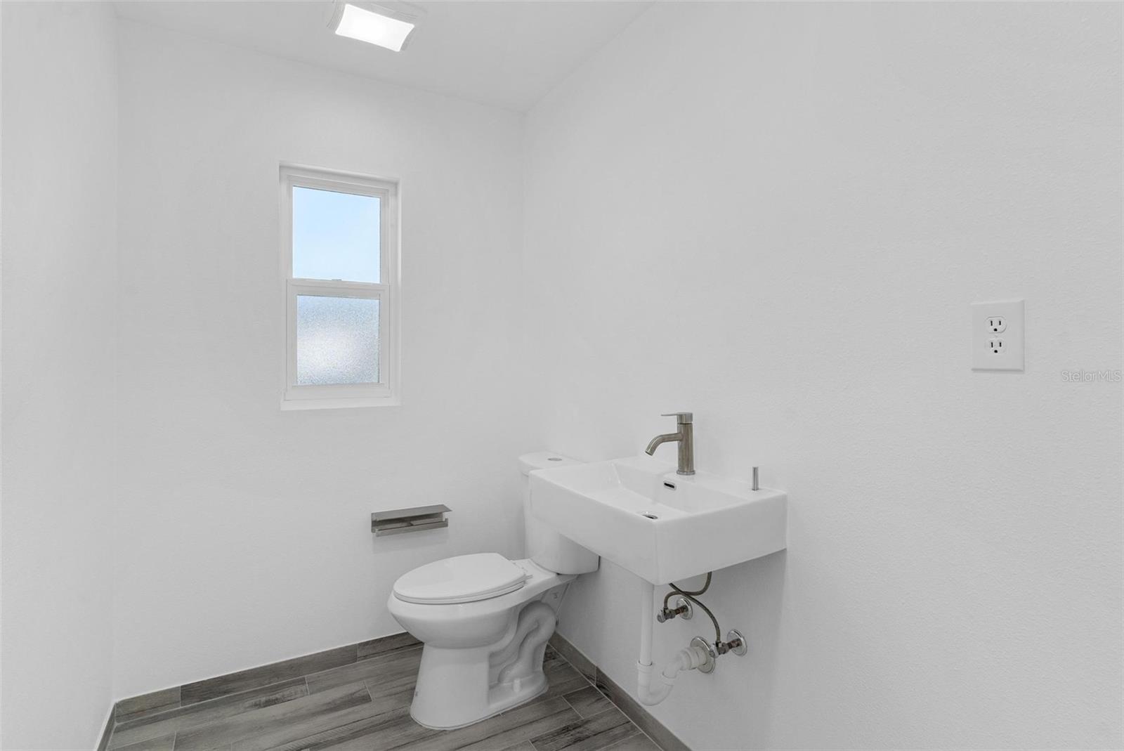 Image 17 of 25 For 109 Lakeview Street