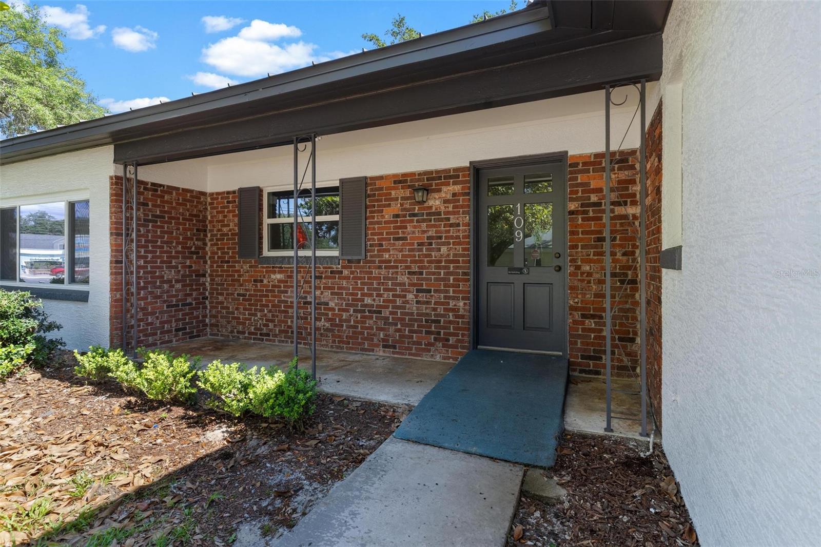 Image 3 of 25 For 109 Lakeview Street