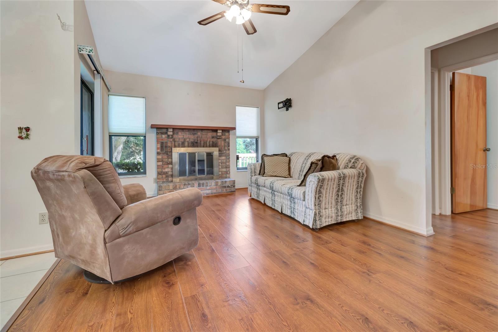 Image 11 of 42 For 9835 Lakeshore Drive