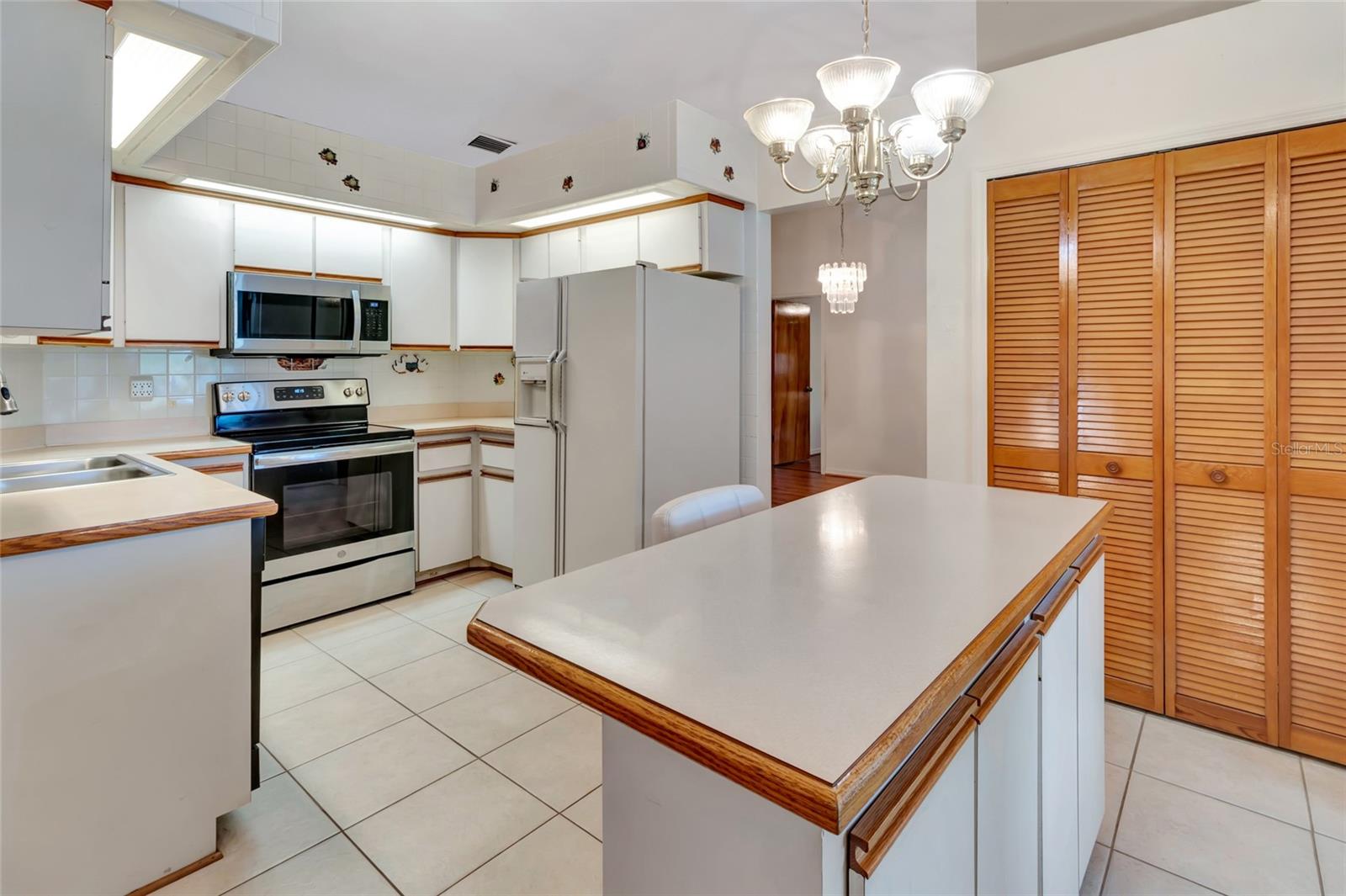 Image 17 of 42 For 9835 Lakeshore Drive