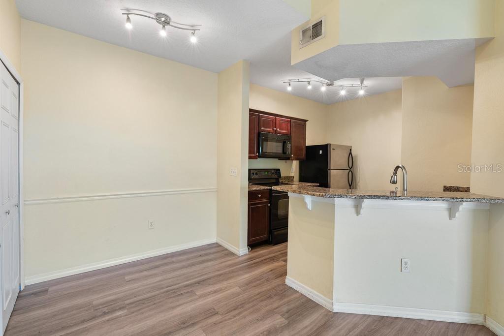 Image 10 of 31 For 5518 Metrowest Boulevard 11-302