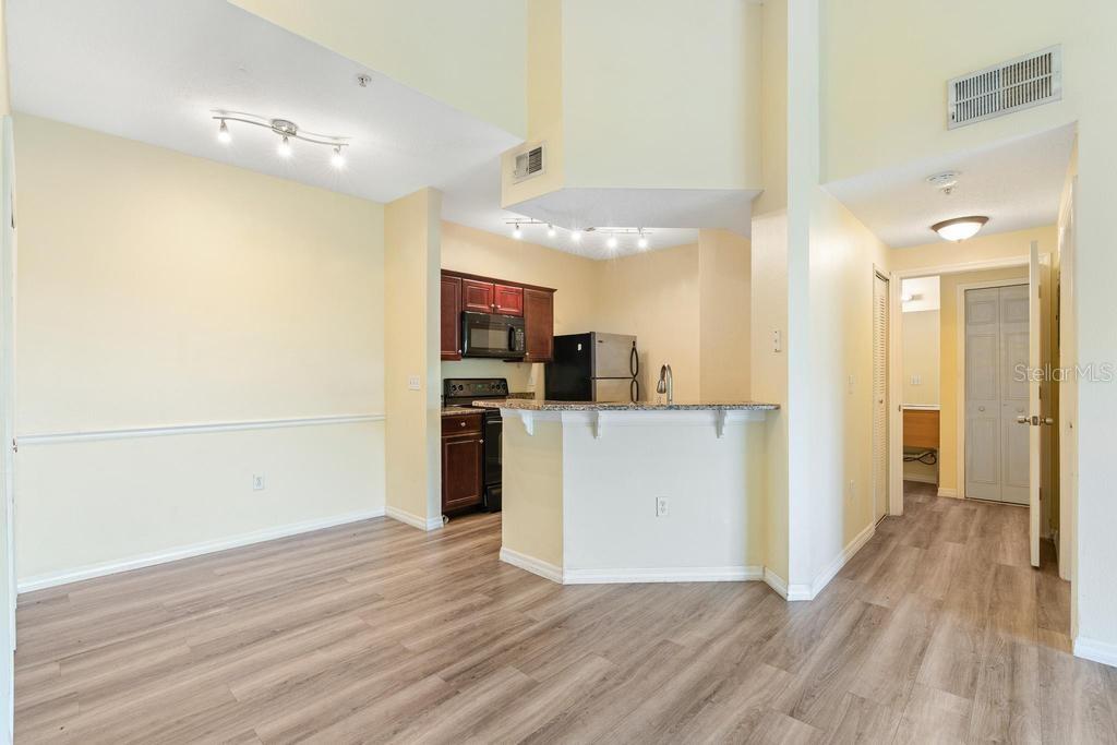 Image 11 of 31 For 5518 Metrowest Boulevard 11-302