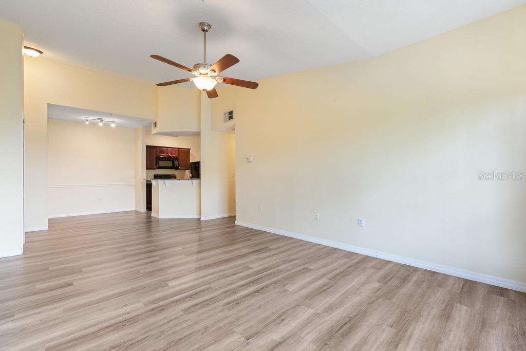 Image 12 of 31 For 5518 Metrowest Boulevard 11-302