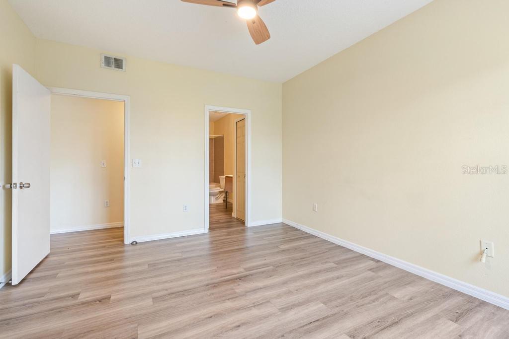 Image 18 of 31 For 5518 Metrowest Boulevard 11-302