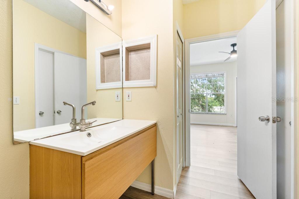 Image 19 of 31 For 5518 Metrowest Boulevard 11-302