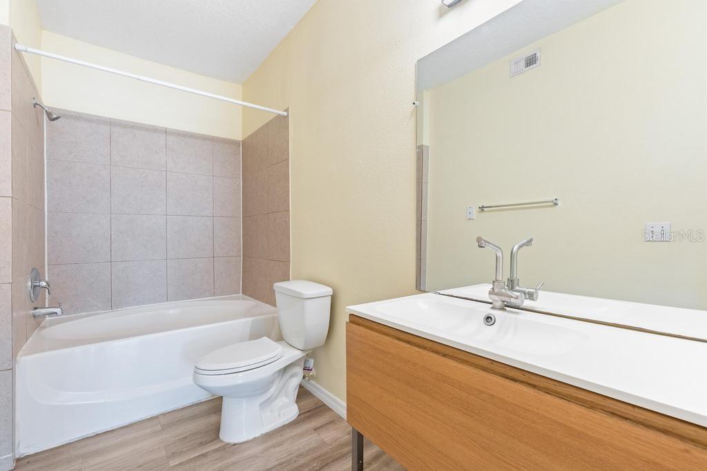 Image 20 of 31 For 5518 Metrowest Boulevard 11-302