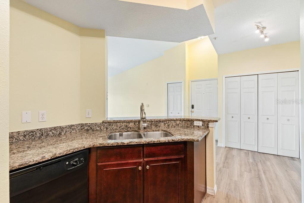 Image 6 of 31 For 5518 Metrowest Boulevard 11-302