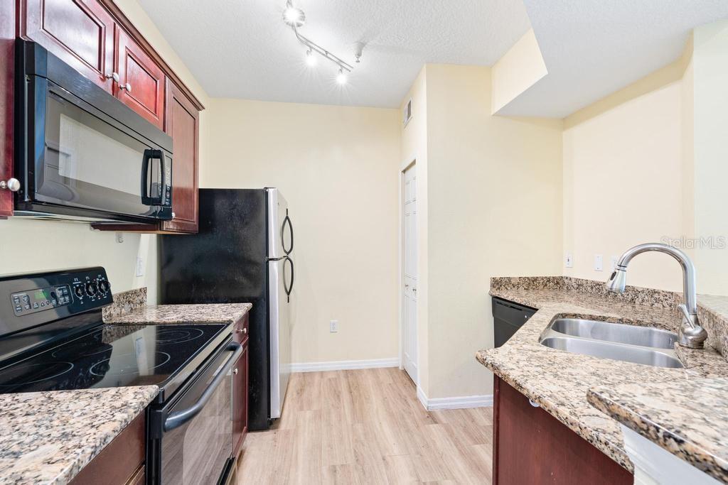 Image 7 of 31 For 5518 Metrowest Boulevard 11-302