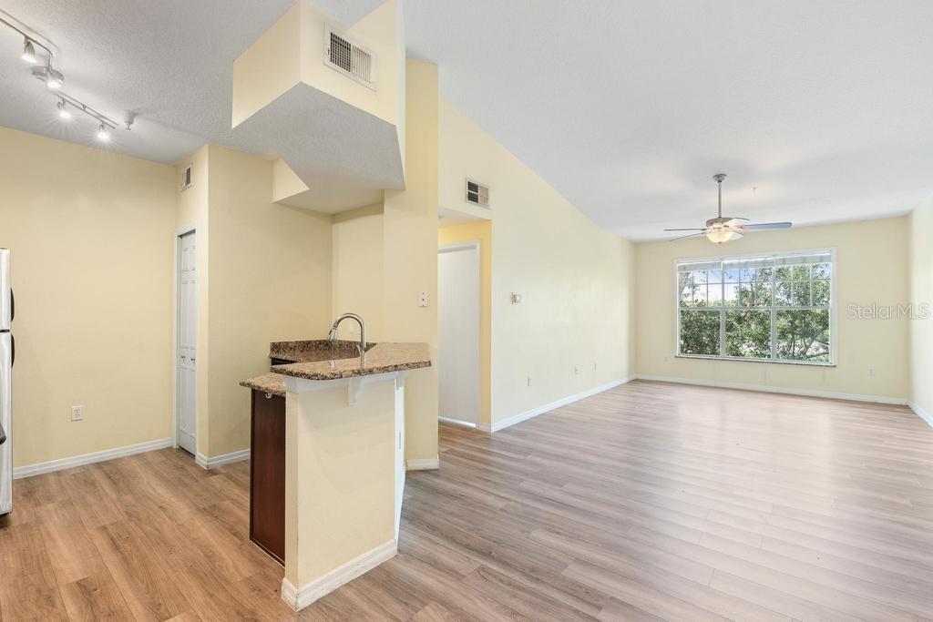 Image 8 of 31 For 5518 Metrowest Boulevard 11-302