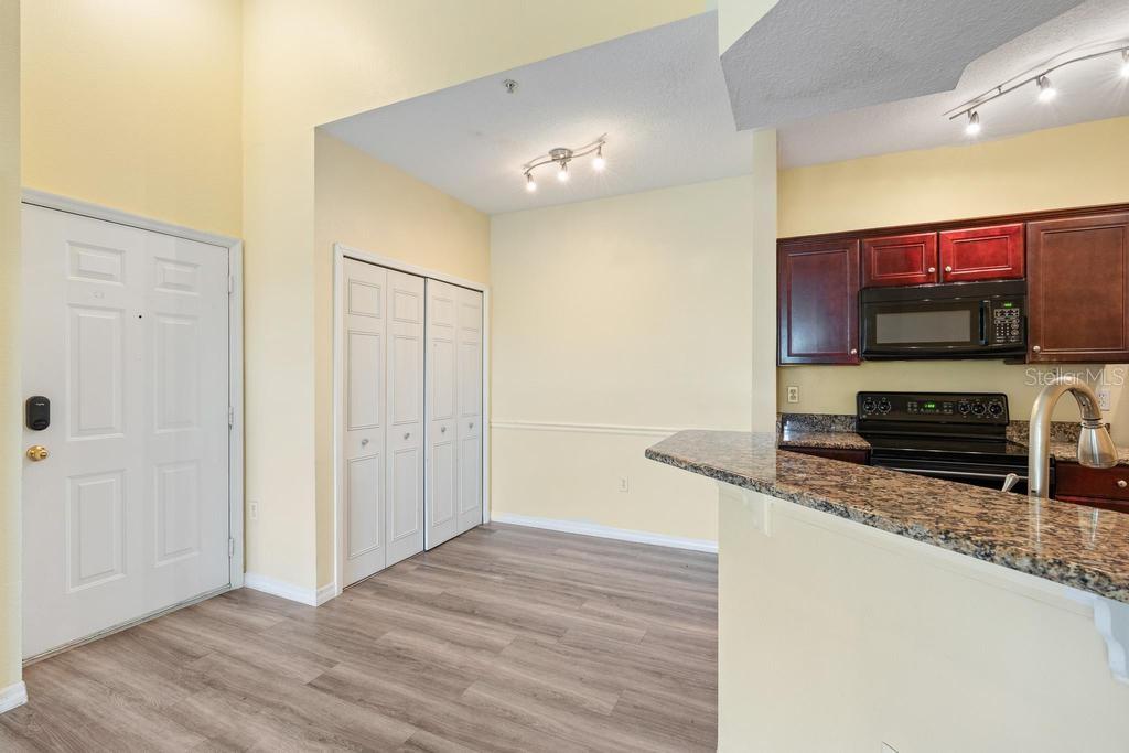 Image 9 of 31 For 5518 Metrowest Boulevard 11-302