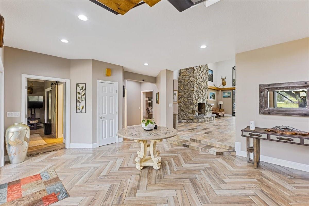 Listing photo id 11 for 8740 Larlan Court