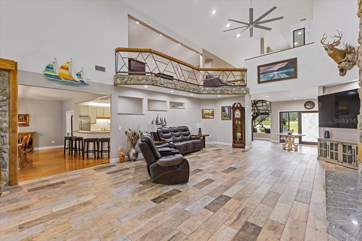 Listing photo id 12 for 8740 Larlan Court