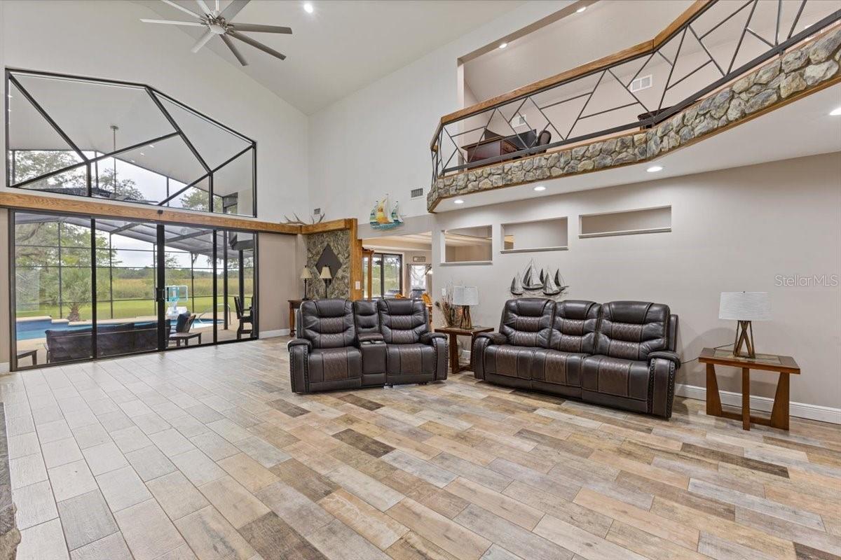 Listing photo id 13 for 8740 Larlan Court