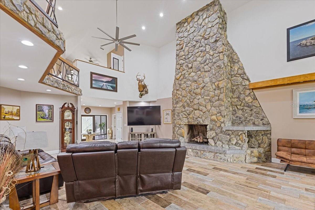 Listing photo id 14 for 8740 Larlan Court