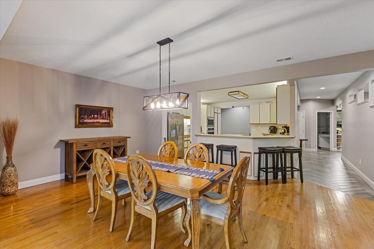 Listing photo id 18 for 8740 Larlan Court