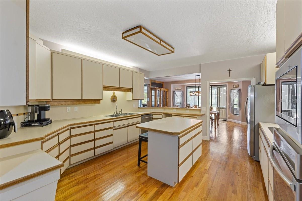 Listing photo id 21 for 8740 Larlan Court