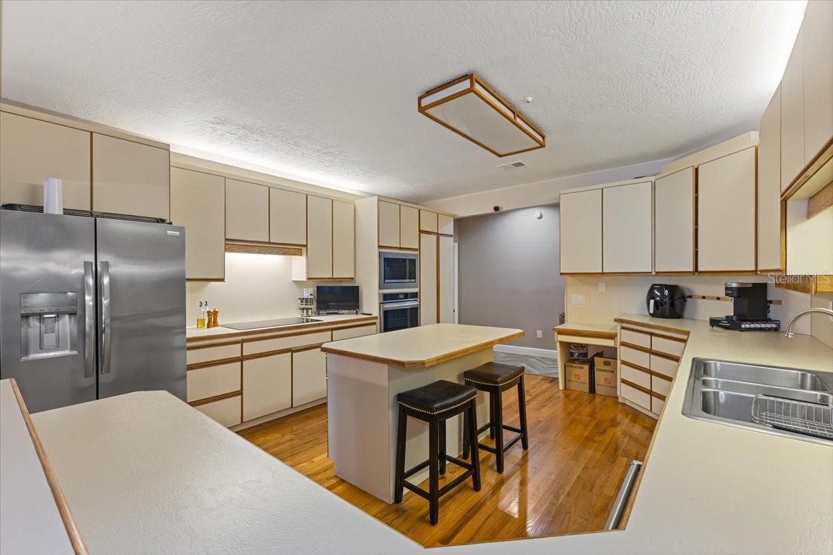 Listing photo id 23 for 8740 Larlan Court