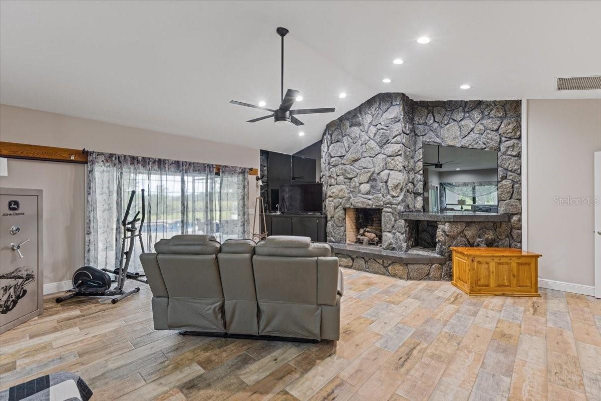 Listing photo id 24 for 8740 Larlan Court