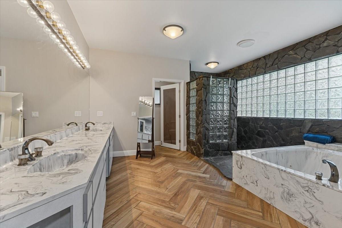 Listing photo id 26 for 8740 Larlan Court