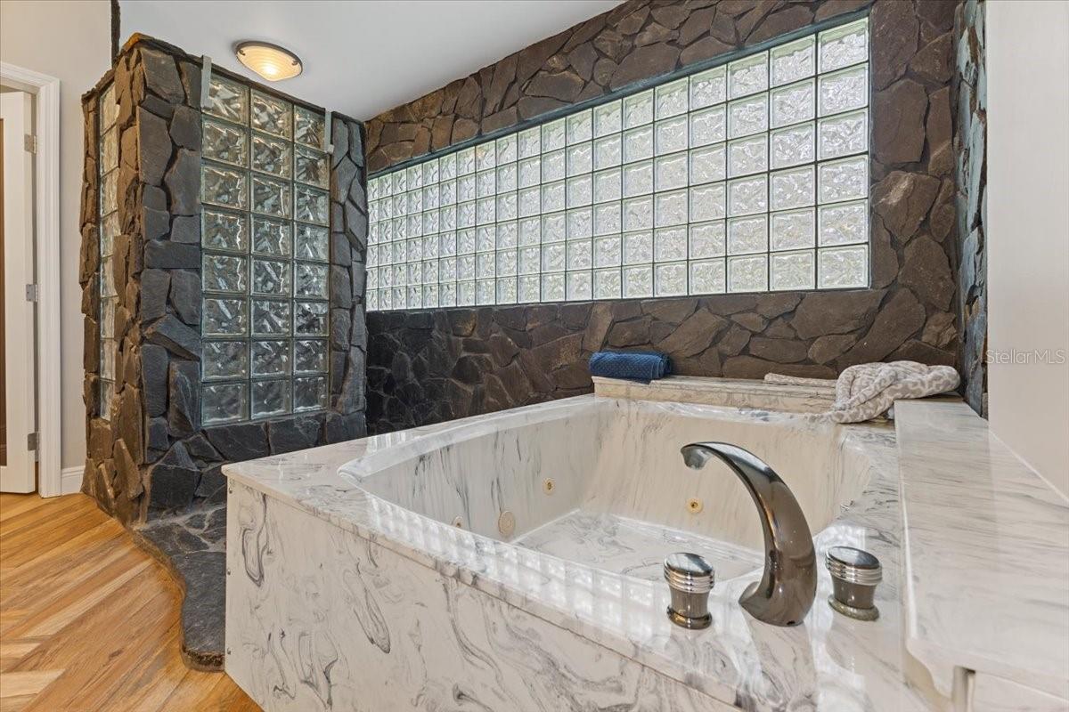 Listing photo id 28 for 8740 Larlan Court