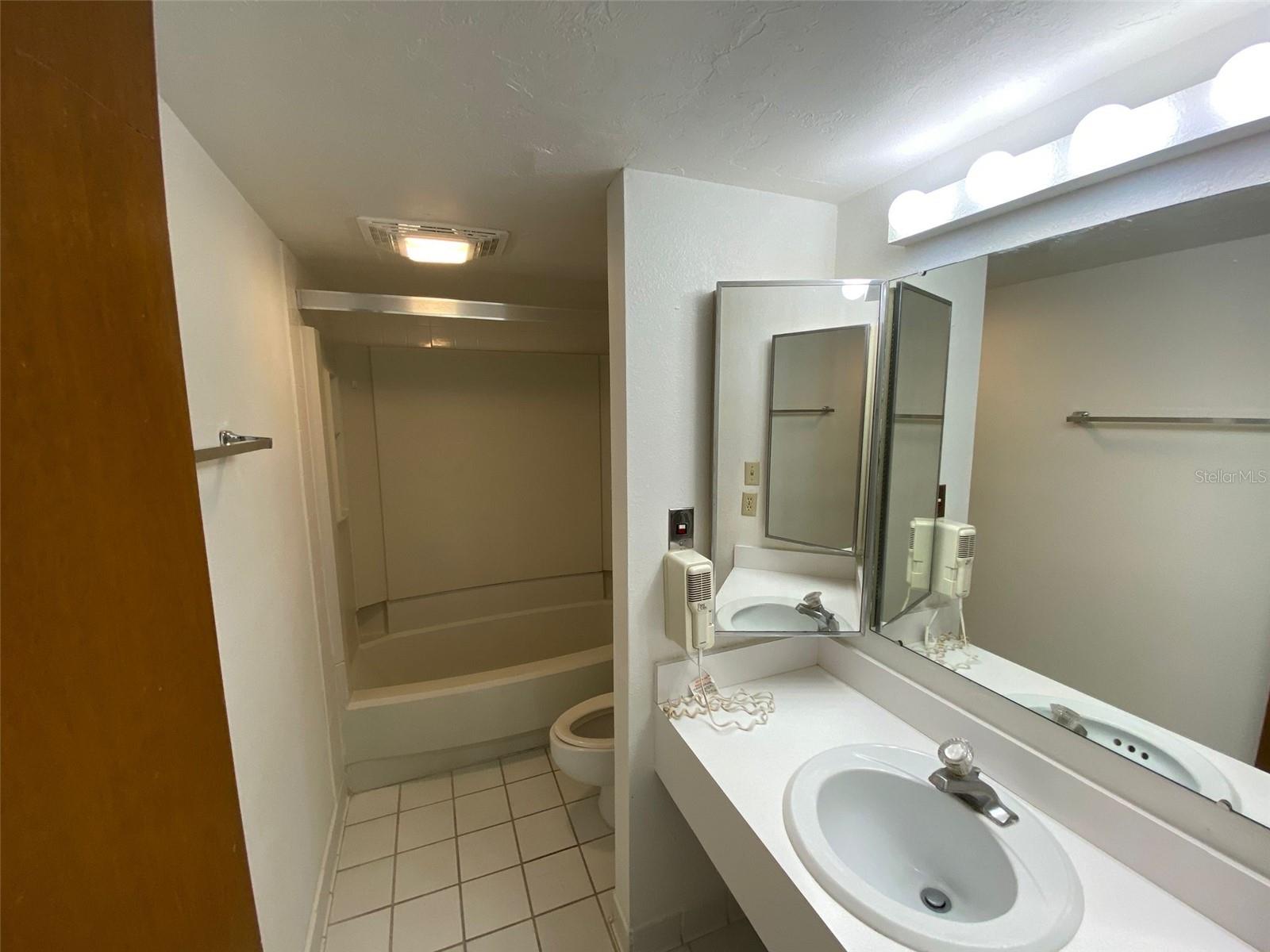 Image 8 of 12 For 181 Palm View Court 3460-1