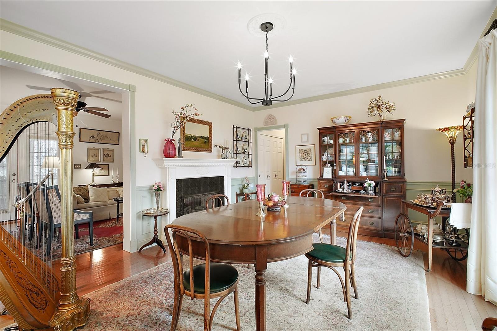 Image 11 of 55 For 824 Michigan Street