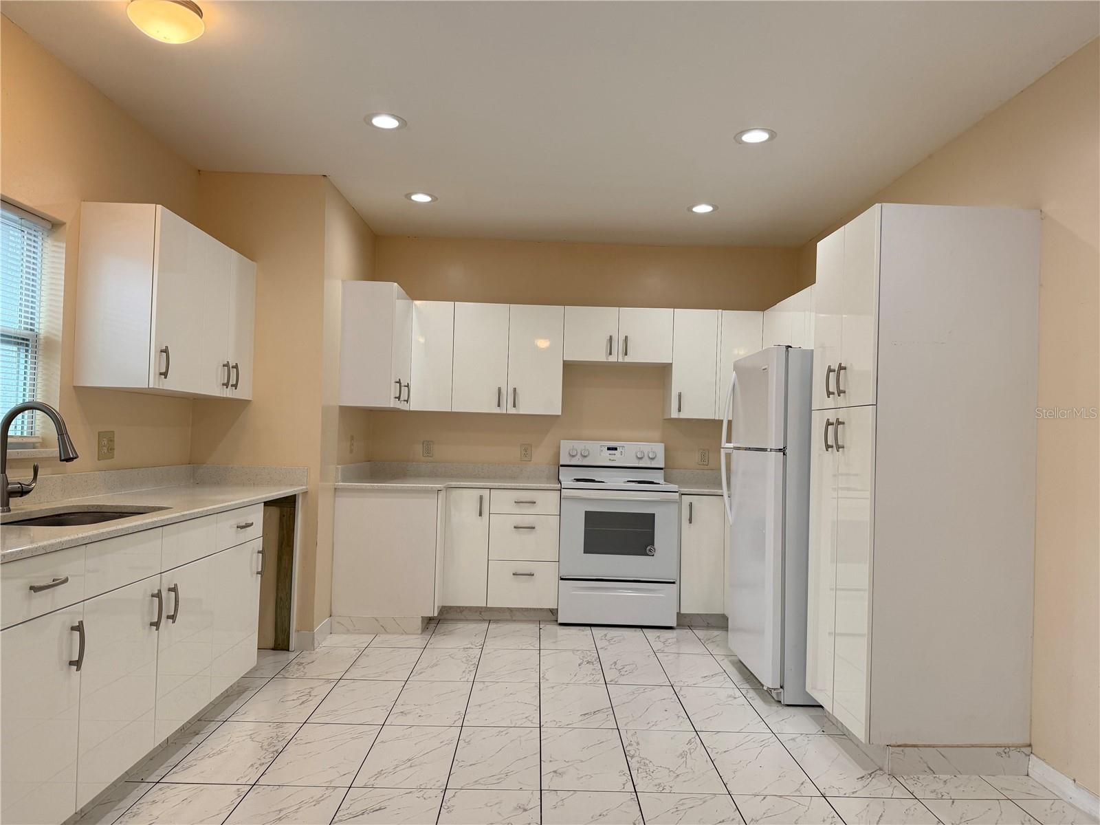 Image 17 of 54 For 402 Maple Street
