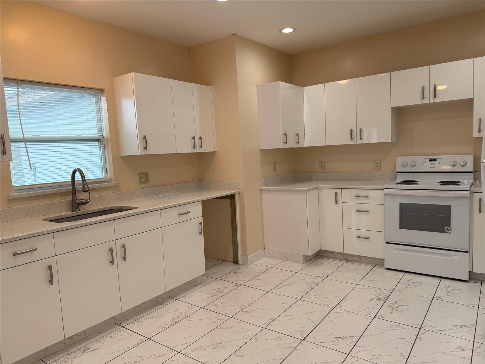 Image 18 of 54 For 402 Maple Street