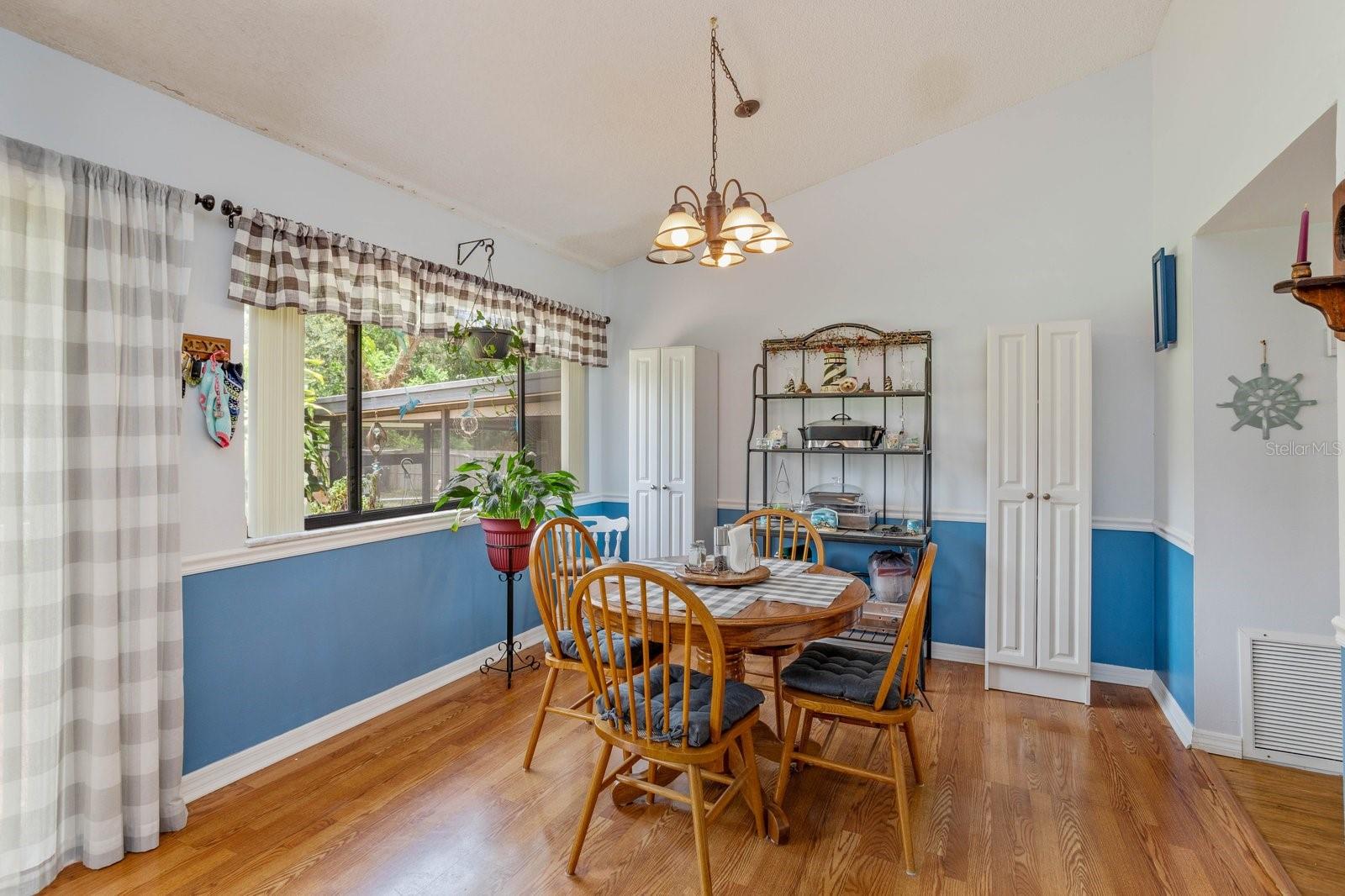 Image 16 of 38 For 800 Lakeview Avenue