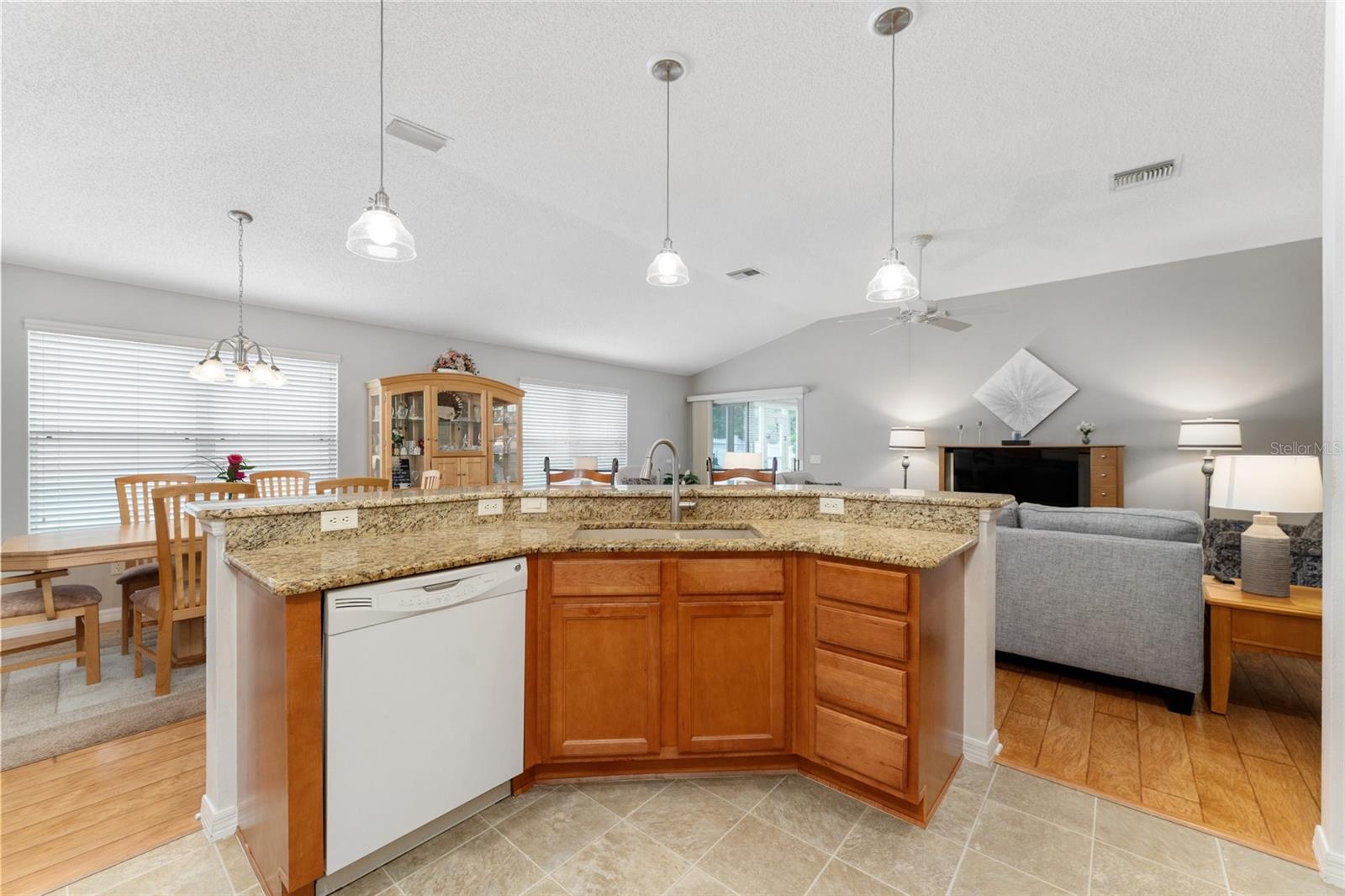 Listing photo id 11 for 1731 Mount Carmel Terrace