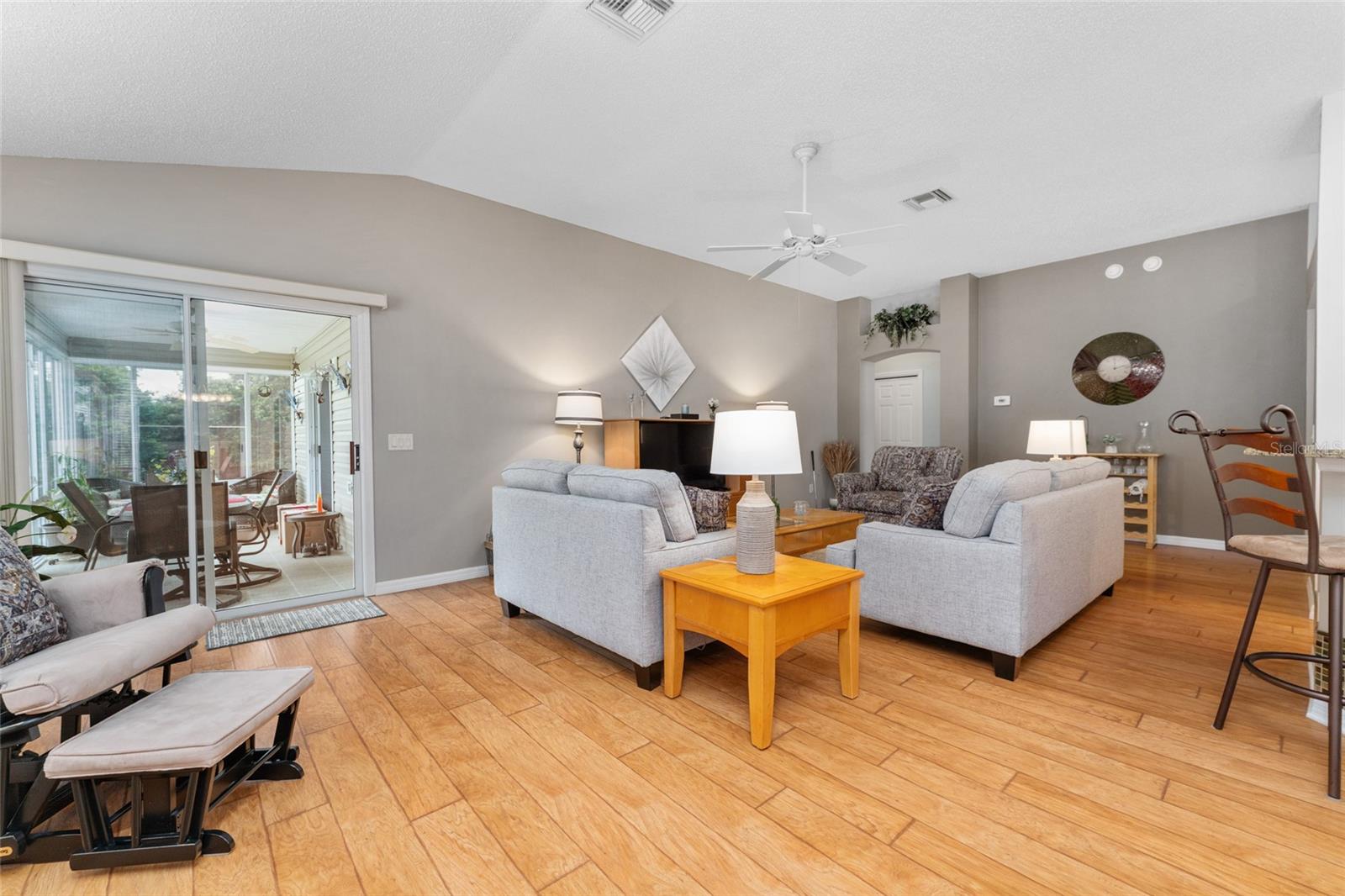 Listing photo id 7 for 1731 Mount Carmel Terrace