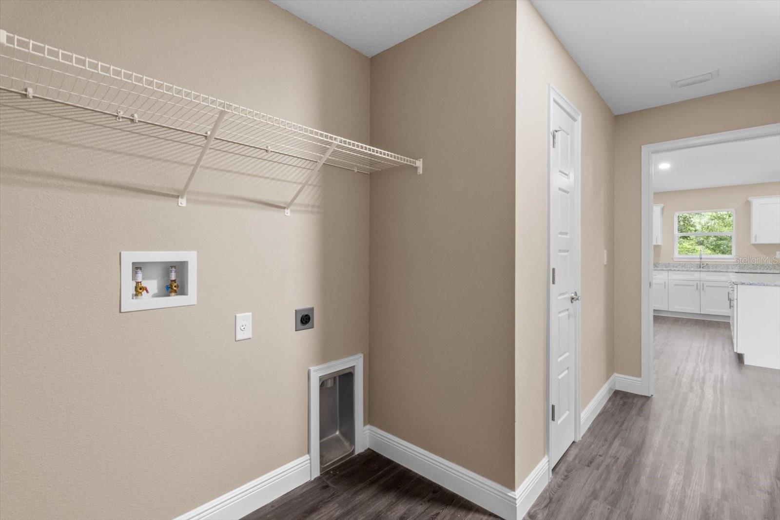 Listing photo id 10 for 7946 Manville Road