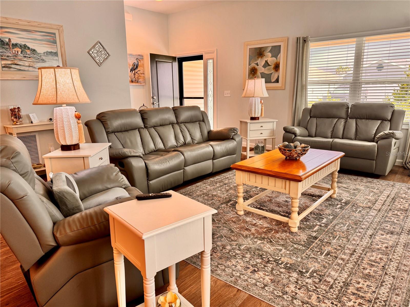 Image 4 of 27 For 767 Barron Place