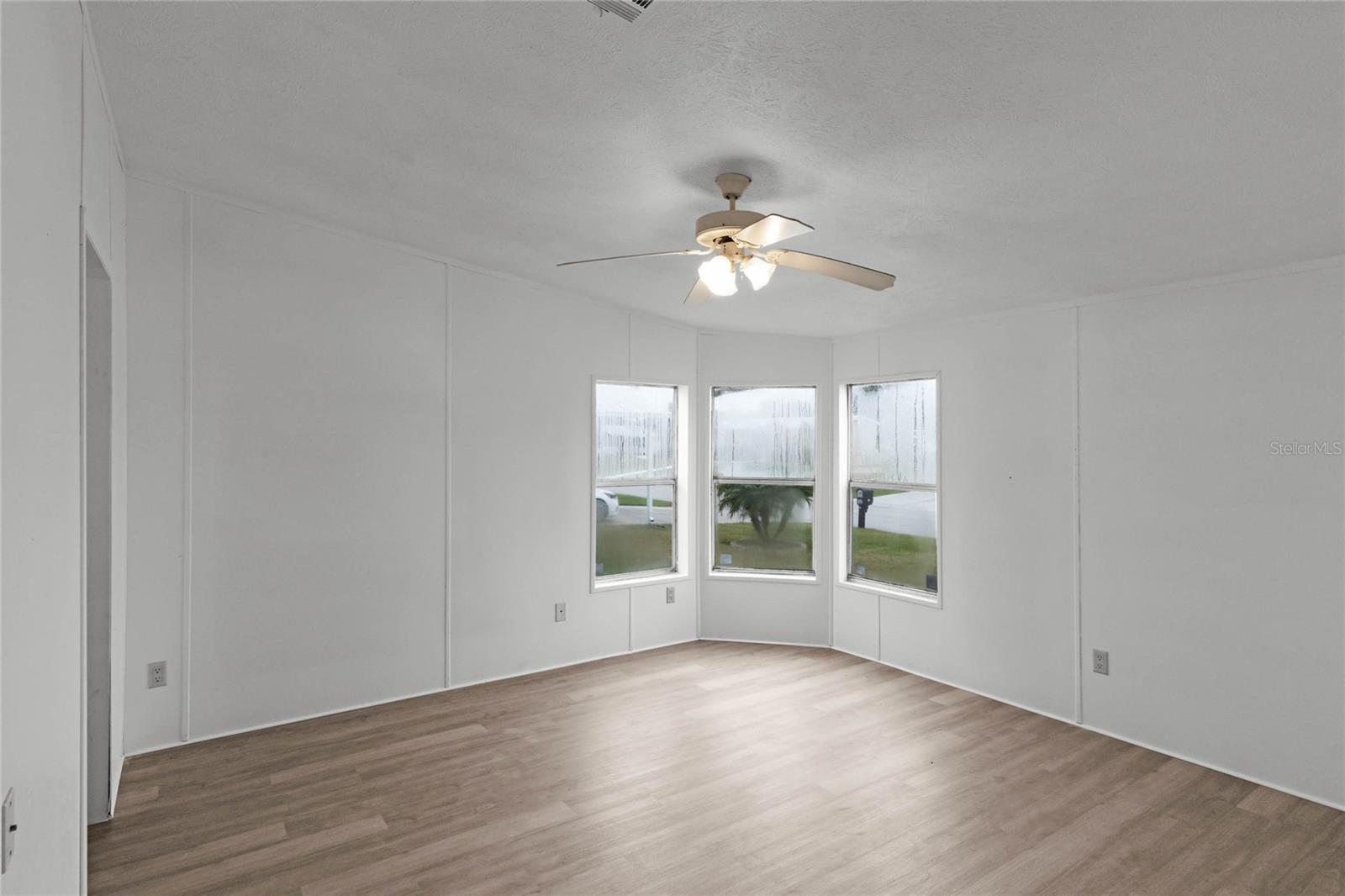Image 13 of 19 For 571 Lindsey Drive