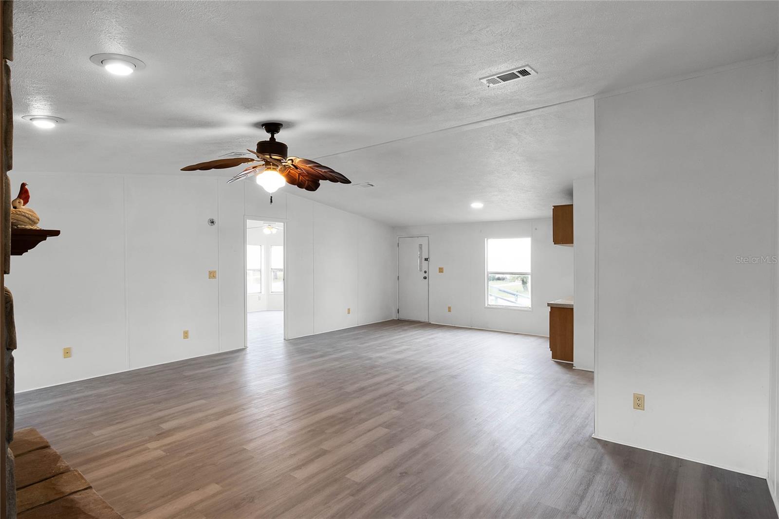 Image 7 of 19 For 571 Lindsey Drive