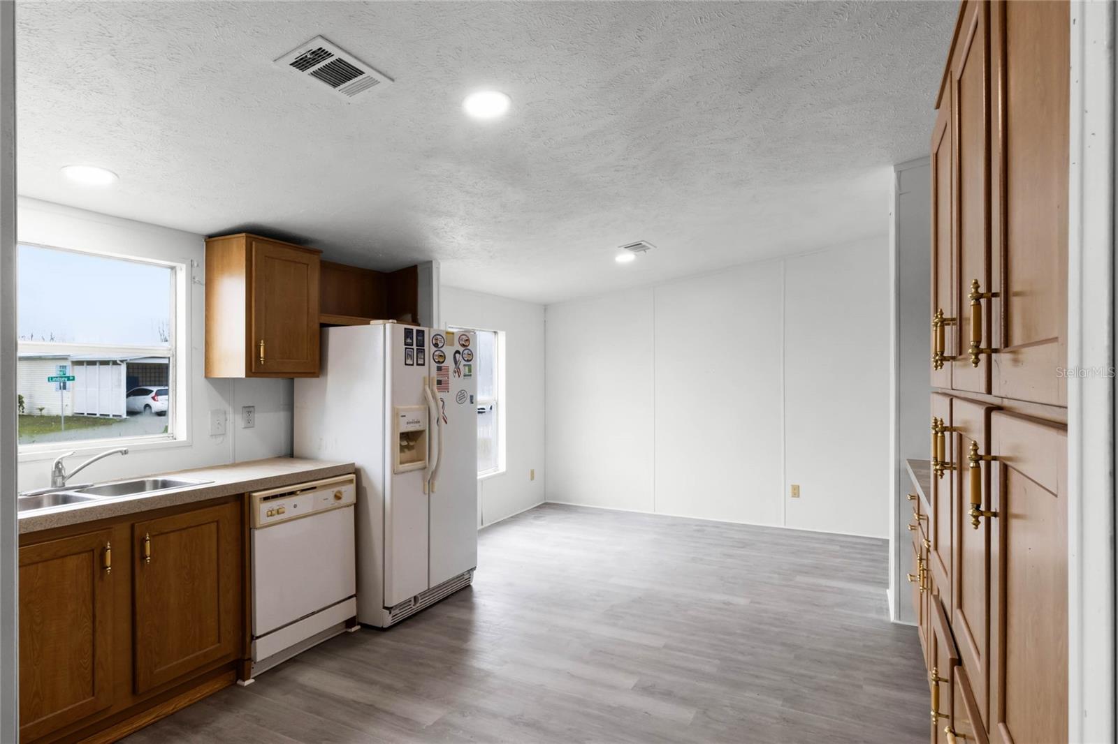 Image 8 of 19 For 571 Lindsey Drive