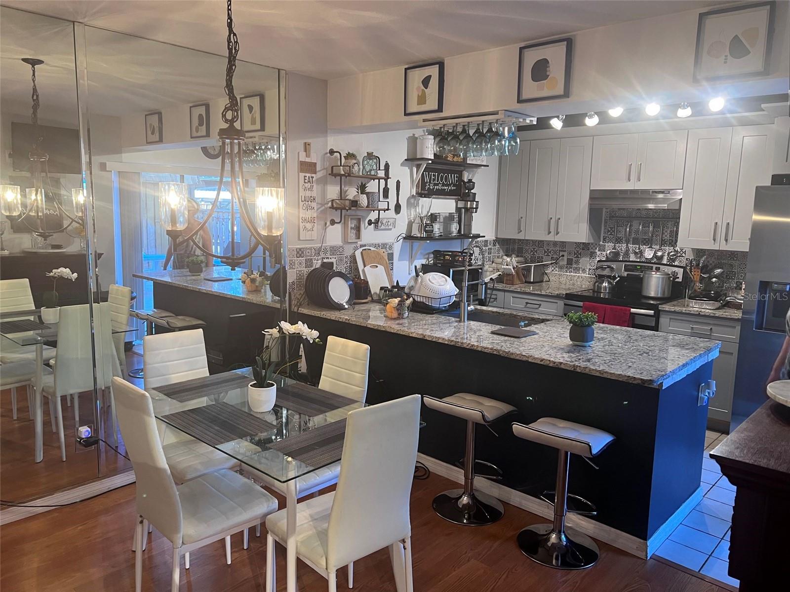 Image 2 of 20 For 2942 Poplar Avenue